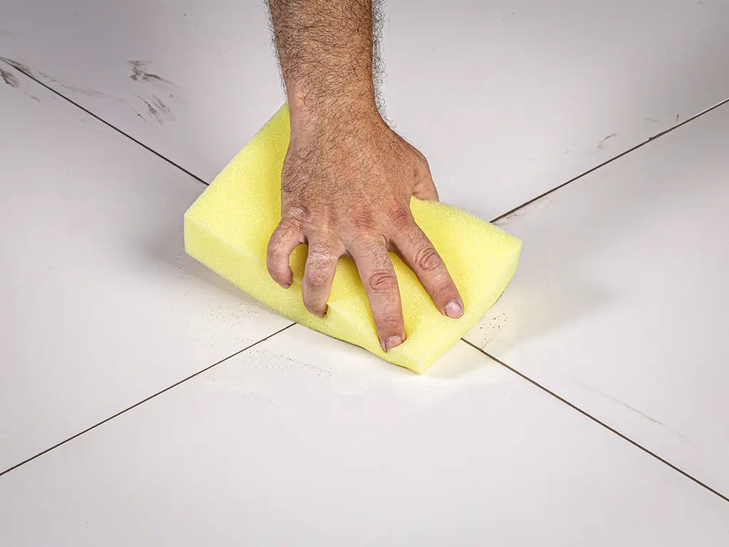 Espuma multiuso sendo usada na limpeza de cerâmica.